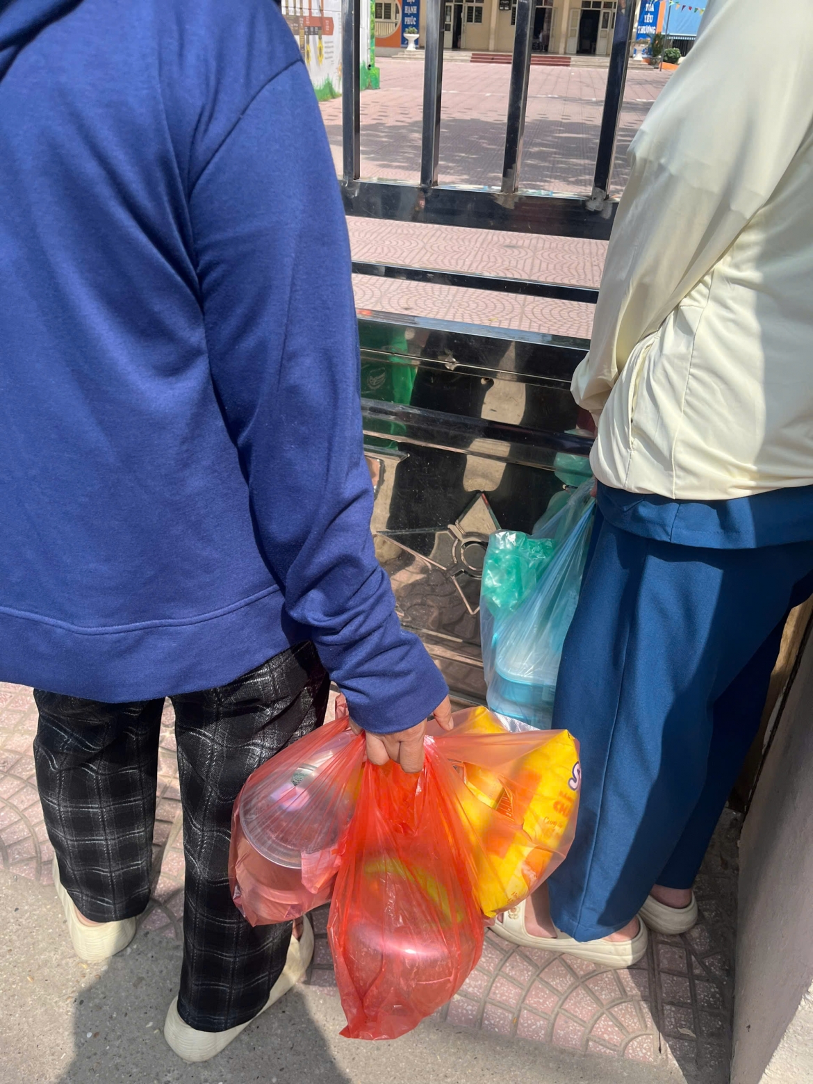 truong th cu khe dung ban tru, hoc sinh nghi hang loat trach nhiem con bo ngo hinh anh 2