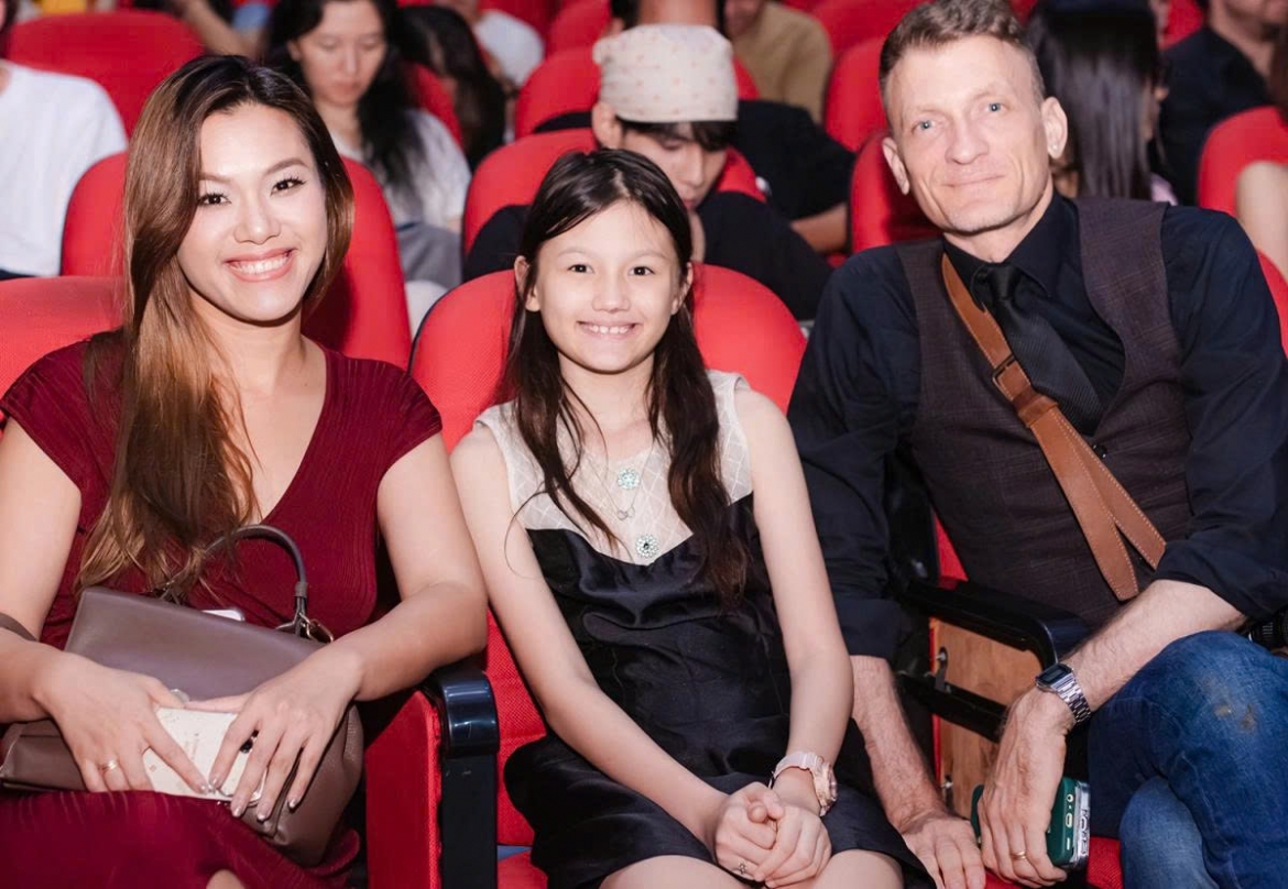sao viet 23 10 thanh hang ky niem 2 nam cuoi voi ong xa nhac truong hinh anh 8