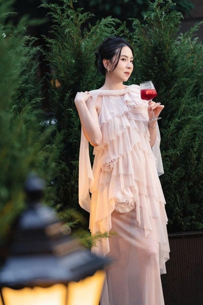 sao viet 23 10 thanh hang ky niem 2 nam cuoi voi ong xa nhac truong hinh anh 5