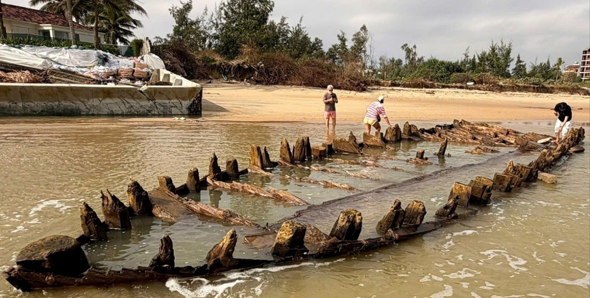 ancient vessel resurfaces on central vietnam coastline after typhoon kalmaegi picture 1