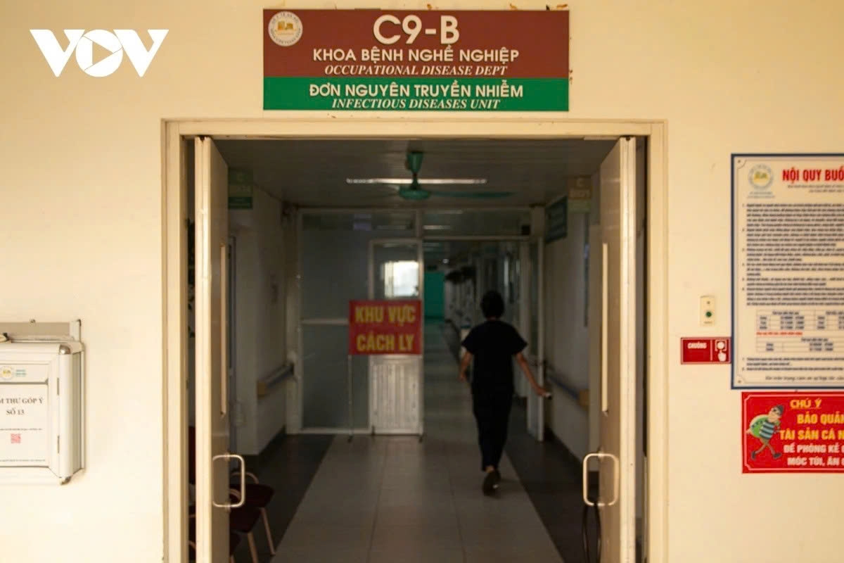 inside a hanoi hospital ward for severe influenza a cases picture 1