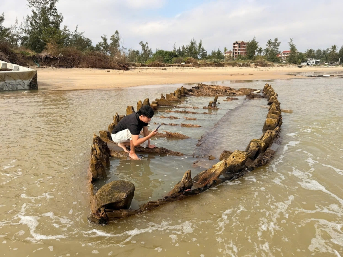 ancient vessel resurfaces on central vietnam coastline after typhoon kalmaegi picture 10
