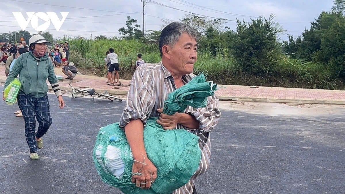 airlift missions deliver relief supplies to flood-affected communities picture 10