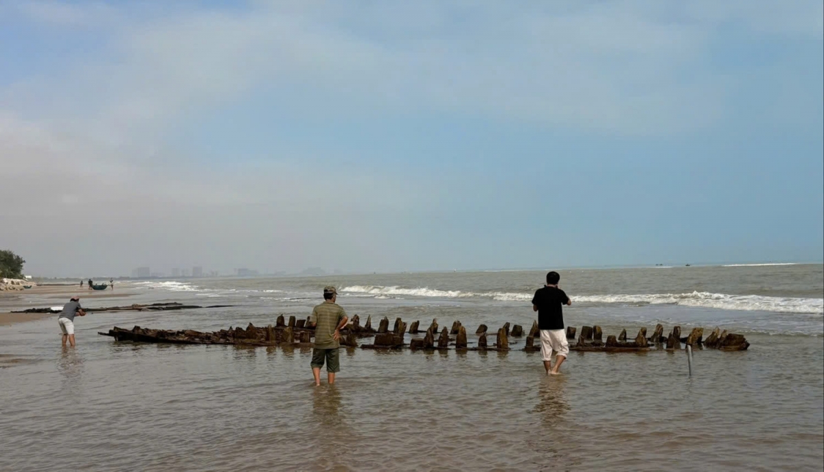 ancient vessel resurfaces on central vietnam coastline after typhoon kalmaegi picture 11