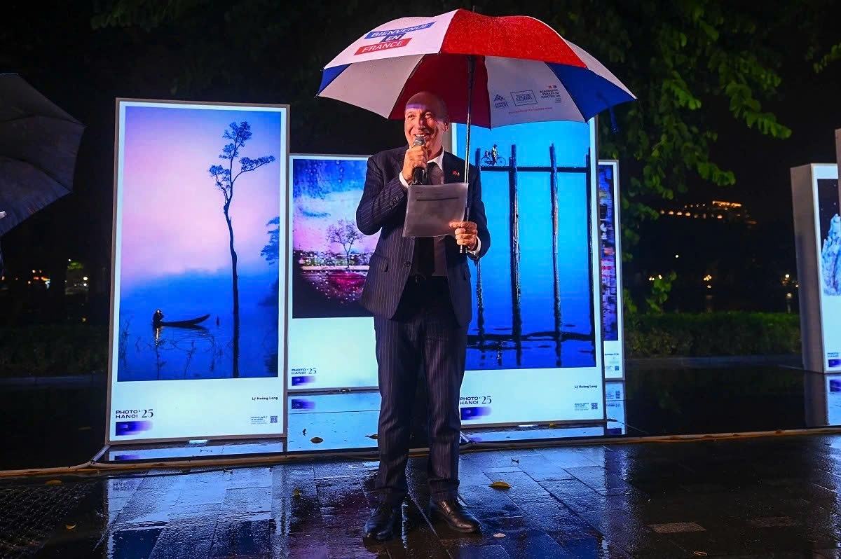 hanoi photo exhibition vertical landscape bridges global perspectives picture 11