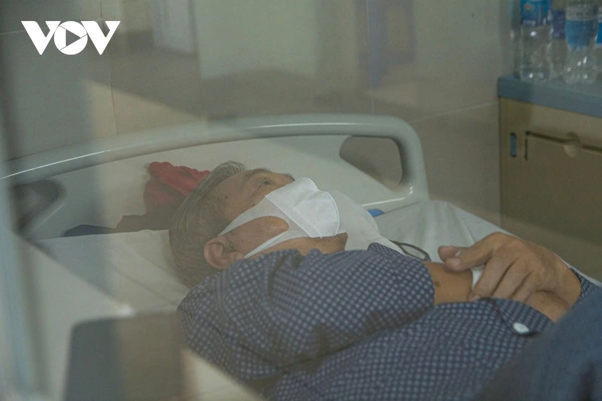 inside a hanoi hospital ward for severe influenza a cases picture 11