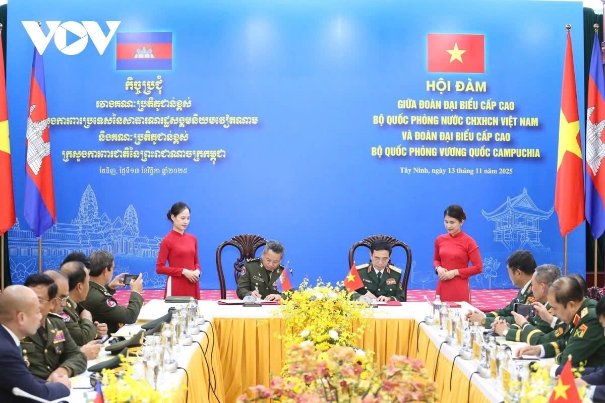 vietnam and cambodia boost defence cooperation, consolidate peaceful border picture 1