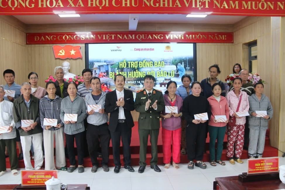 van phu ho tro nguoi dan hue lan toa tinh than vi nhan sinh giua mua mua lu hinh anh 1