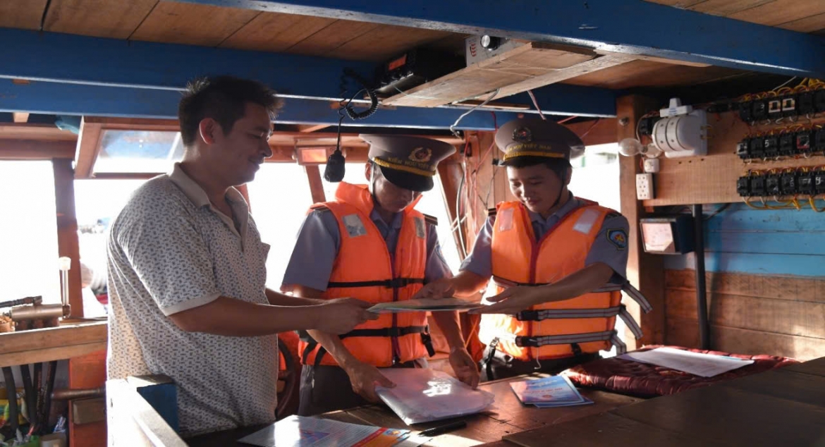 kiem ngu so 3 siet chat tuan tra, xu ly nghiem vi pham iuu tren bien mien trung hinh anh 3