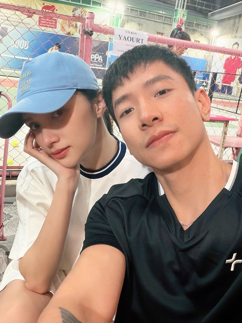 sao viet 29 11 hoa hau huong giang tinh tu ben ban trai hinh anh 1