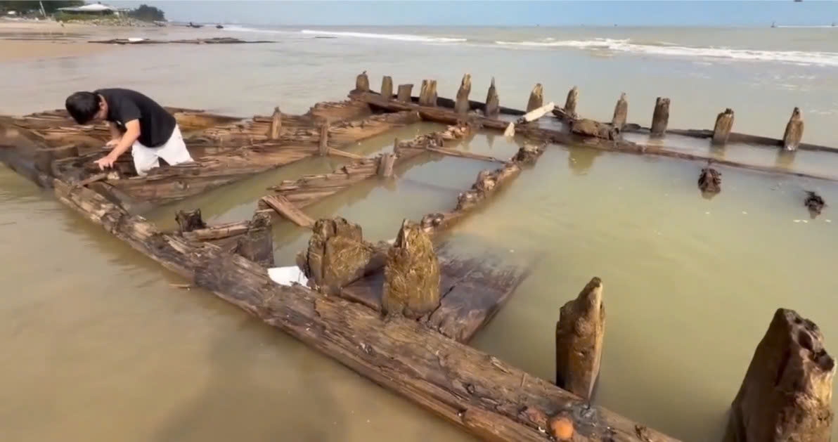 ancient vessel resurfaces on central vietnam coastline after typhoon kalmaegi picture 2