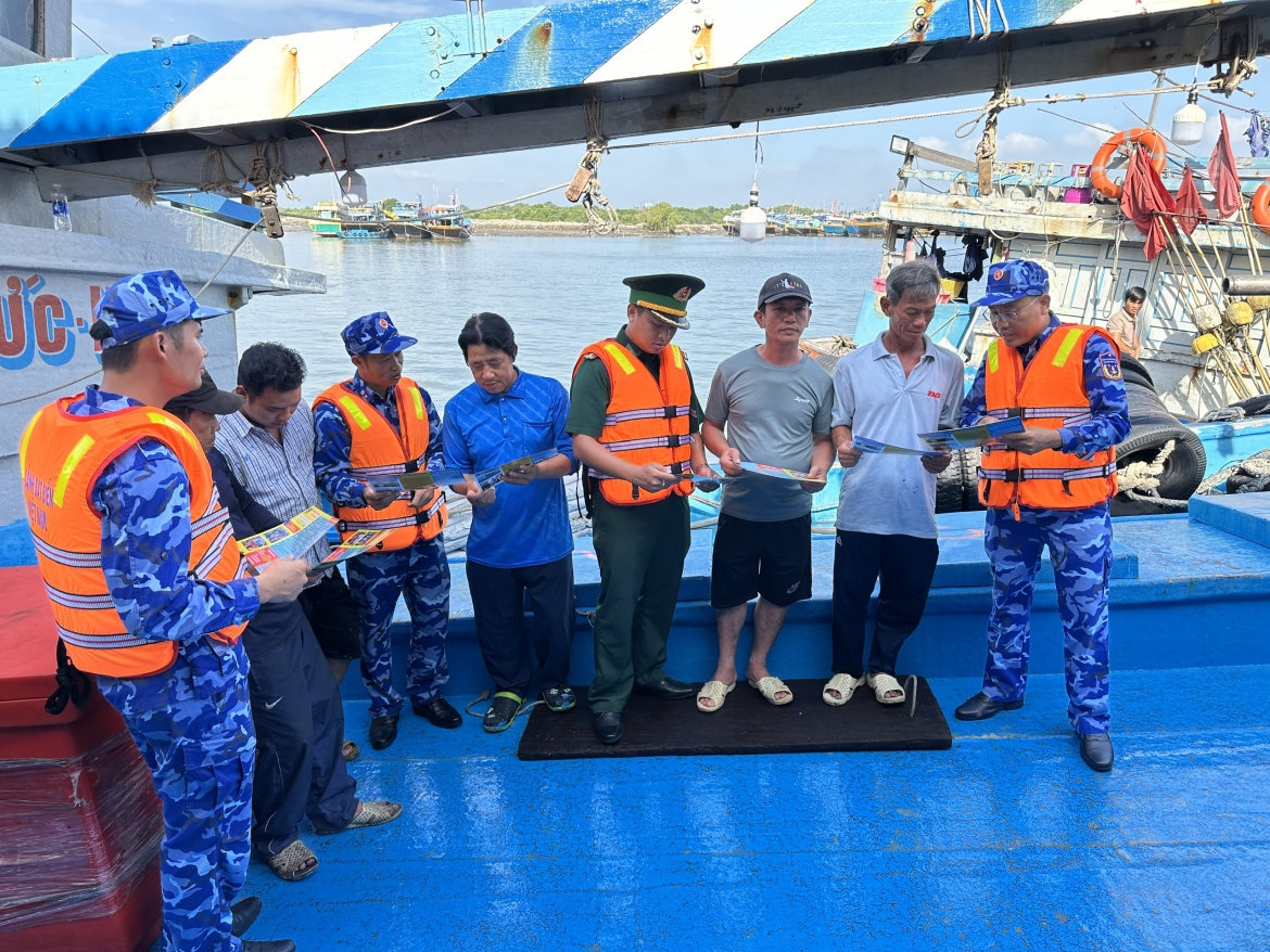 canh sat bien vung 3 day manh tuyen truyen chong khai thac thuy san iuu hinh anh 1