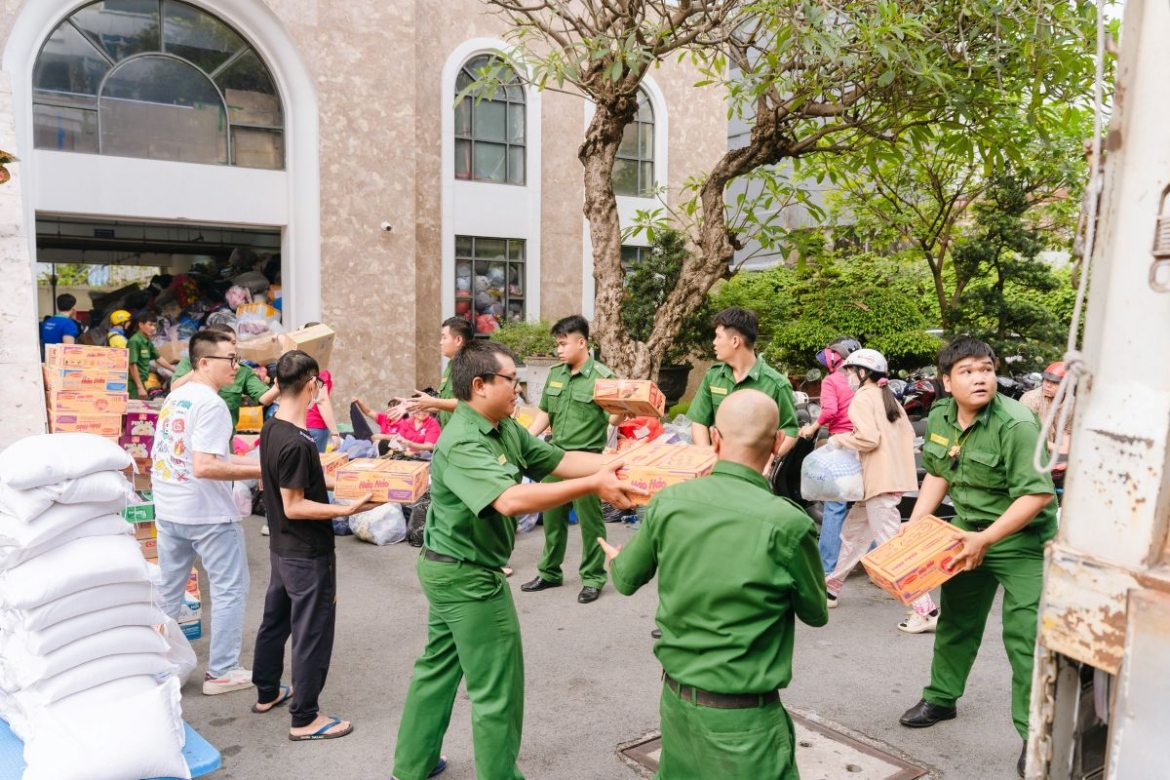 211 tan hang hoa, 12.000 suat an moi ngay tiep suc nguoi dan khanh hoa hinh anh 1