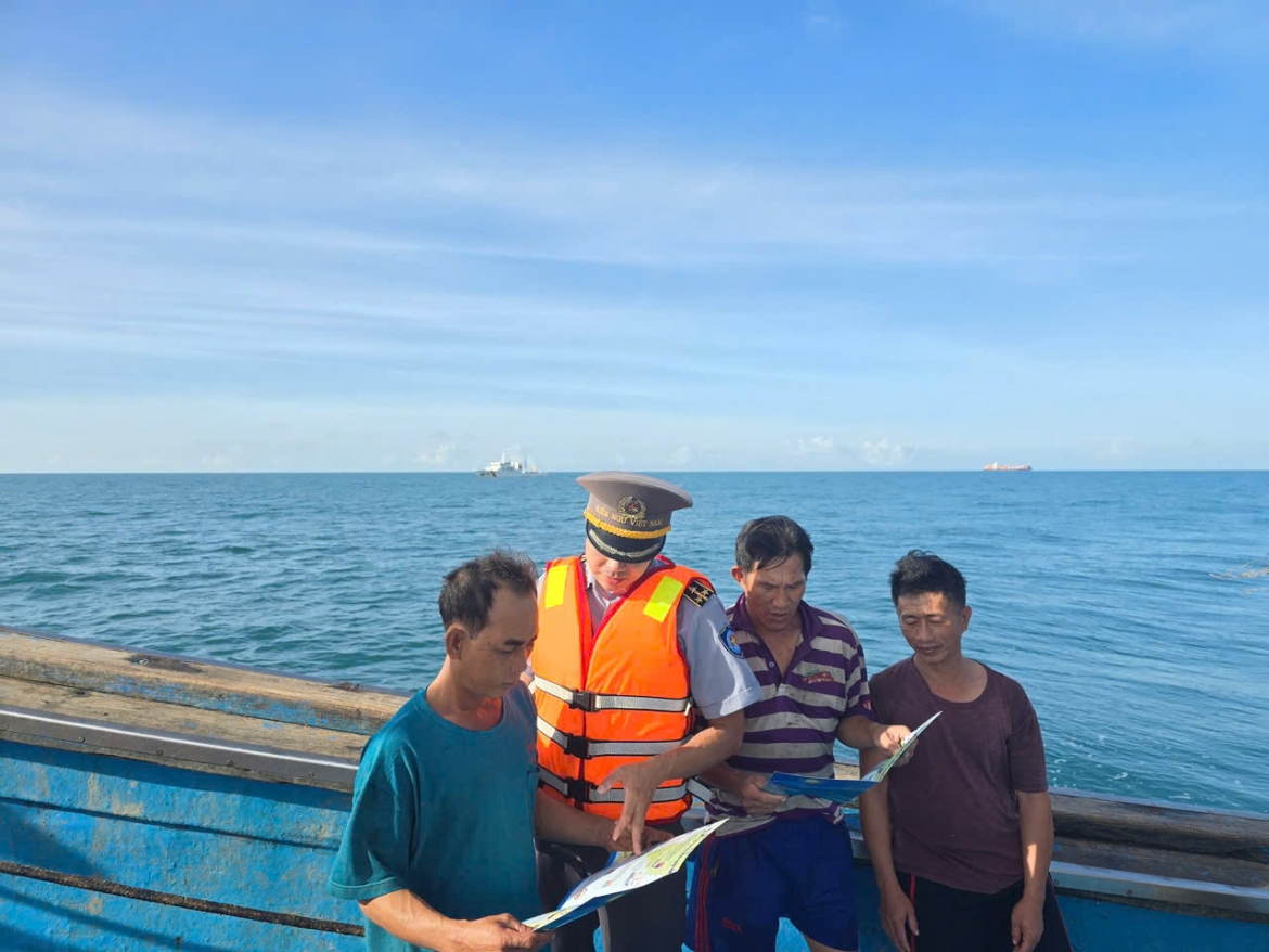 kiem ngu so 3 siet chat tuan tra, xu ly nghiem vi pham iuu tren bien mien trung hinh anh 2