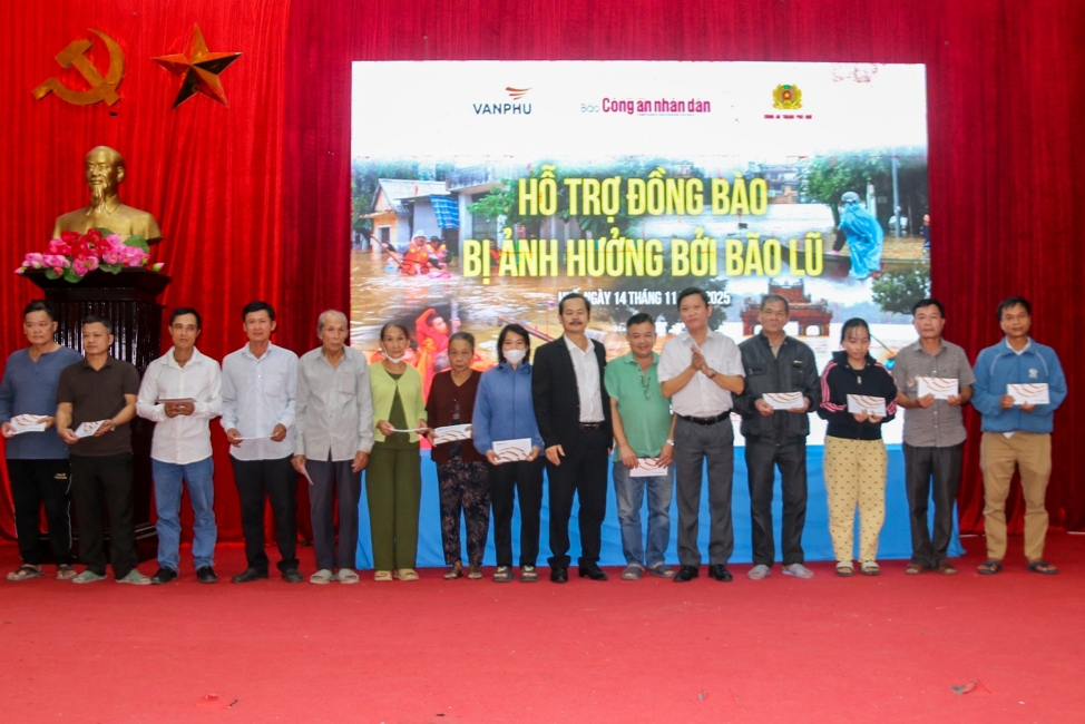 van phu ho tro nguoi dan hue lan toa tinh than vi nhan sinh giua mua mua lu hinh anh 2