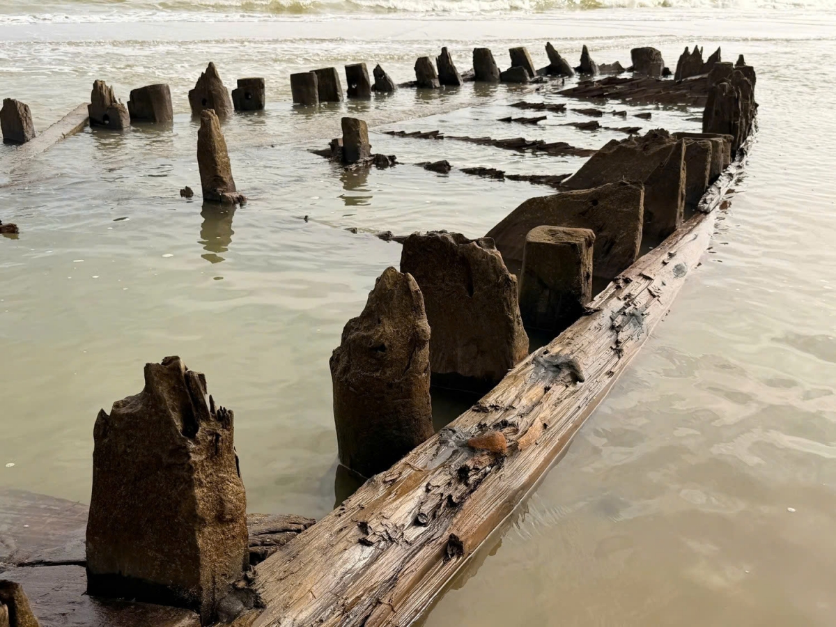 ancient vessel resurfaces on central vietnam coastline after typhoon kalmaegi picture 3