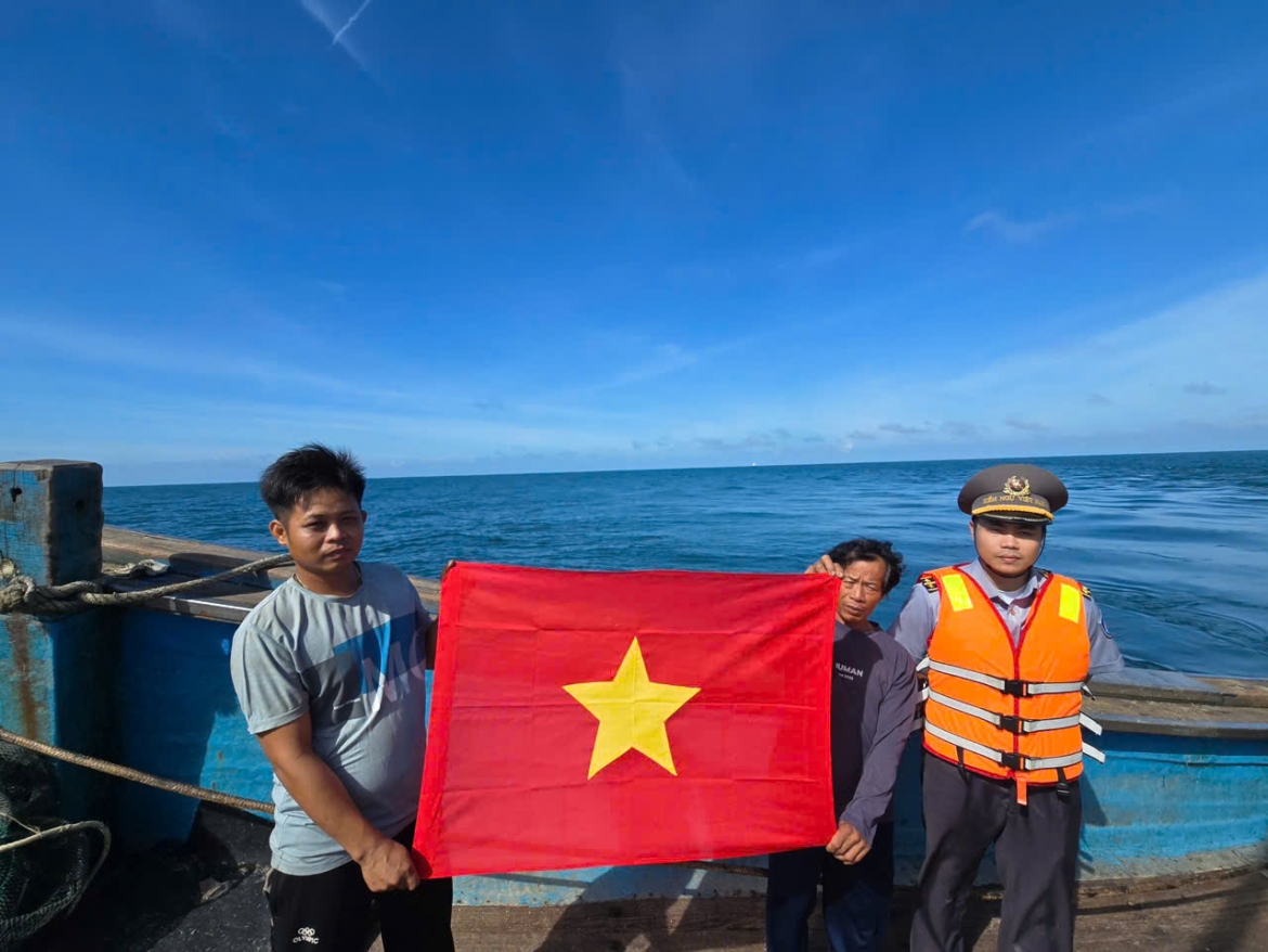 kiem ngu so 3 siet chat tuan tra, xu ly nghiem vi pham iuu tren bien mien trung hinh anh 1