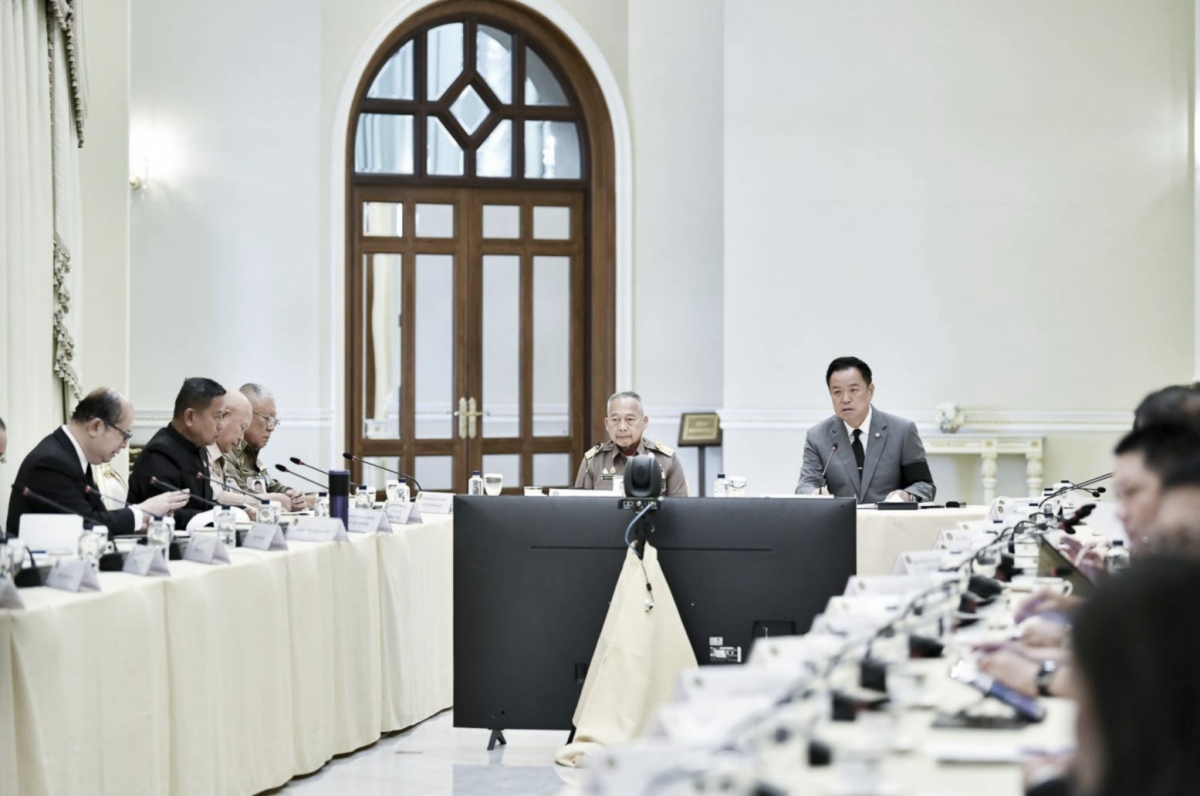 Thủ tướng kiêm Bộ trưởng Nội vụ Thái Lan Anutin Charnvirakul ký tuyên bố tình trạng khẩn cấp tại tỉnh Songkhla tại phiên họp Nội các hôm 25/11/2025.