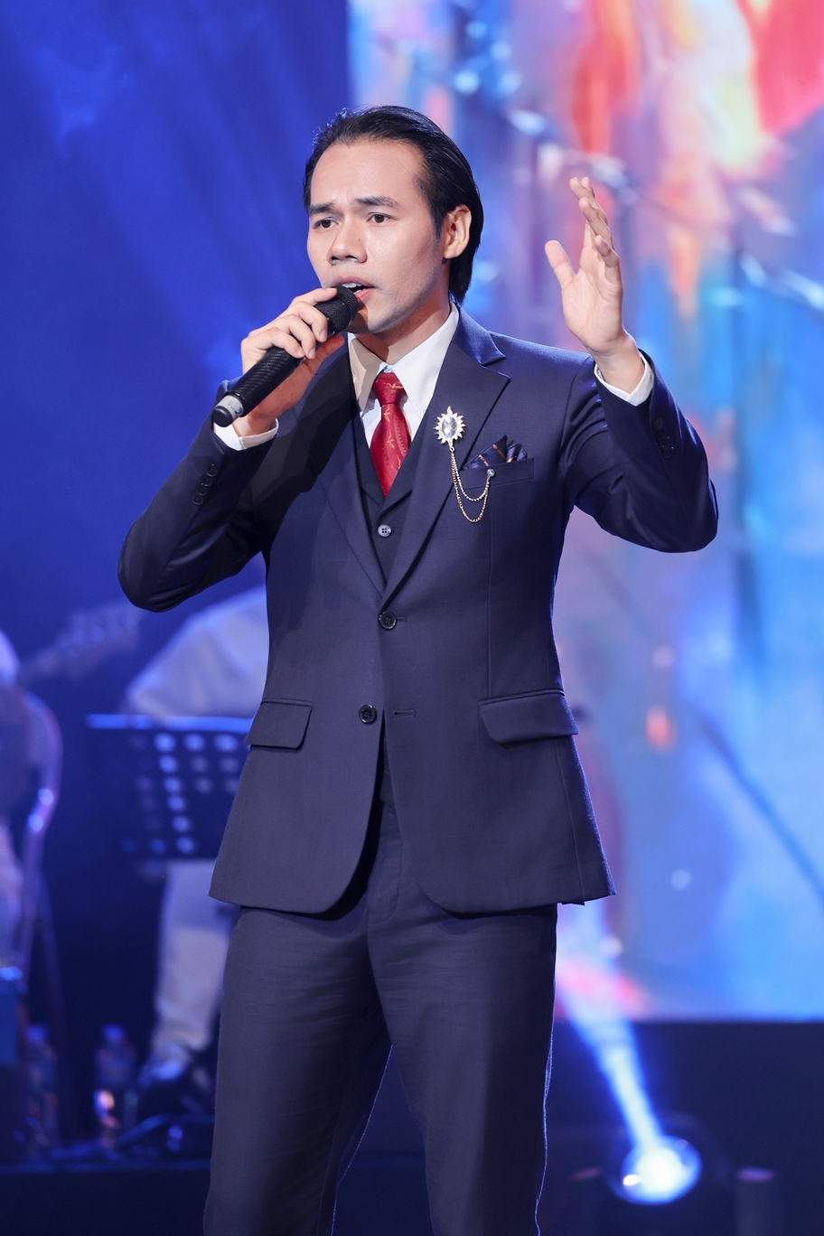 lo dien quan quan ba dong nhac tai gala xep hang tieng hat viet toan cau 2025 hinh anh 1
