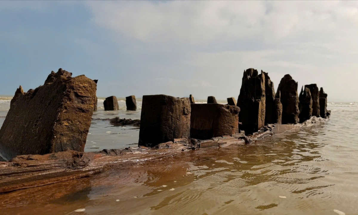 ancient vessel resurfaces on central vietnam coastline after typhoon kalmaegi picture 4
