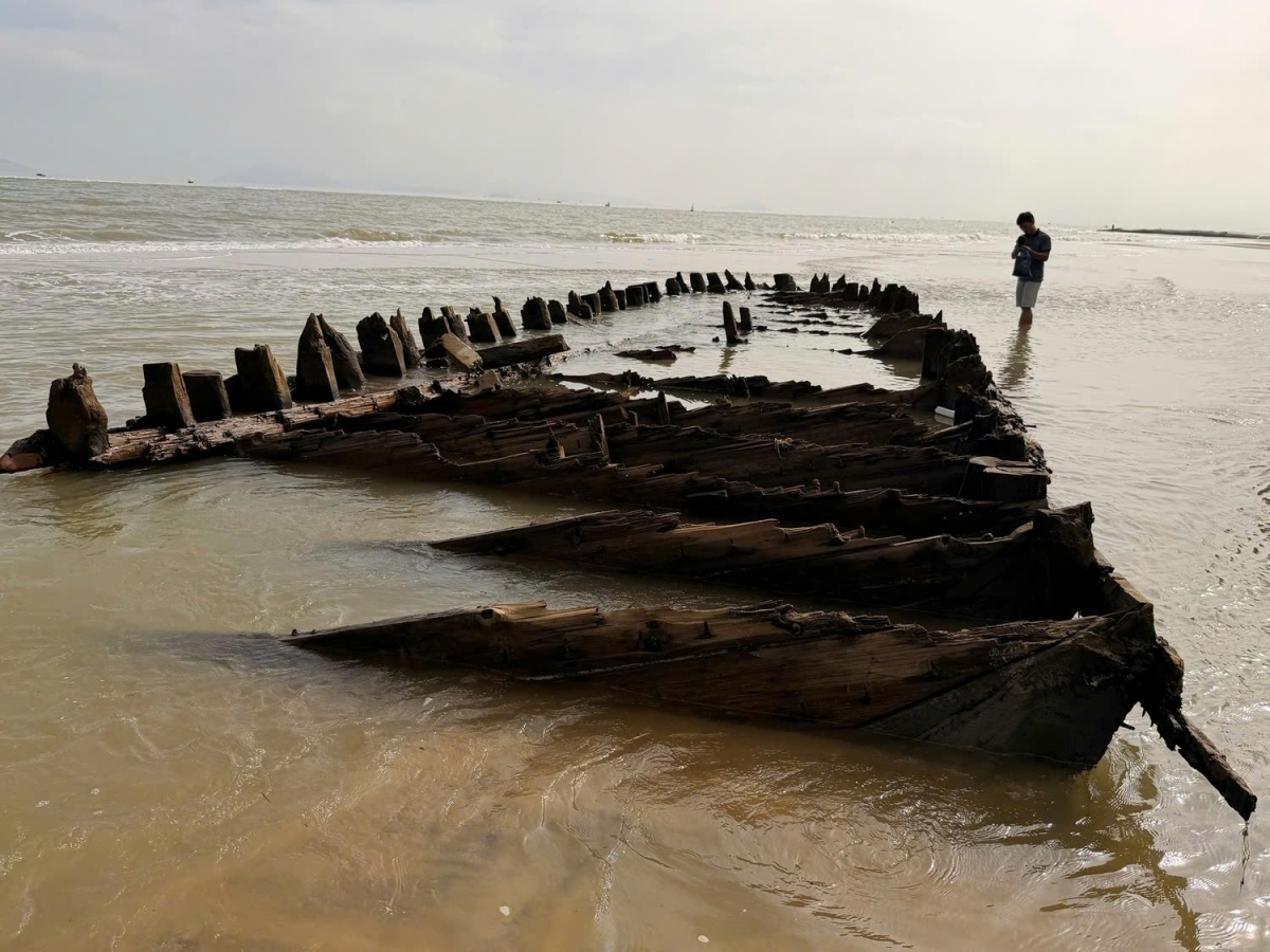 ancient vessel resurfaces on central vietnam coastline after typhoon kalmaegi picture 5