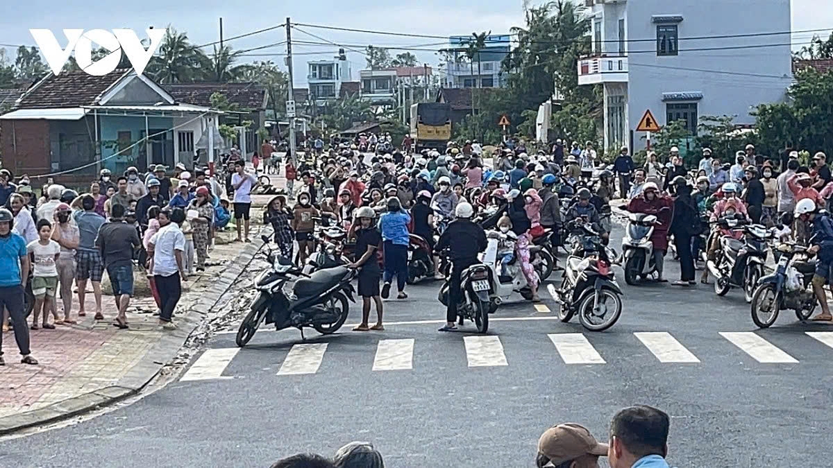 airlift missions deliver relief supplies to flood-affected communities picture 5