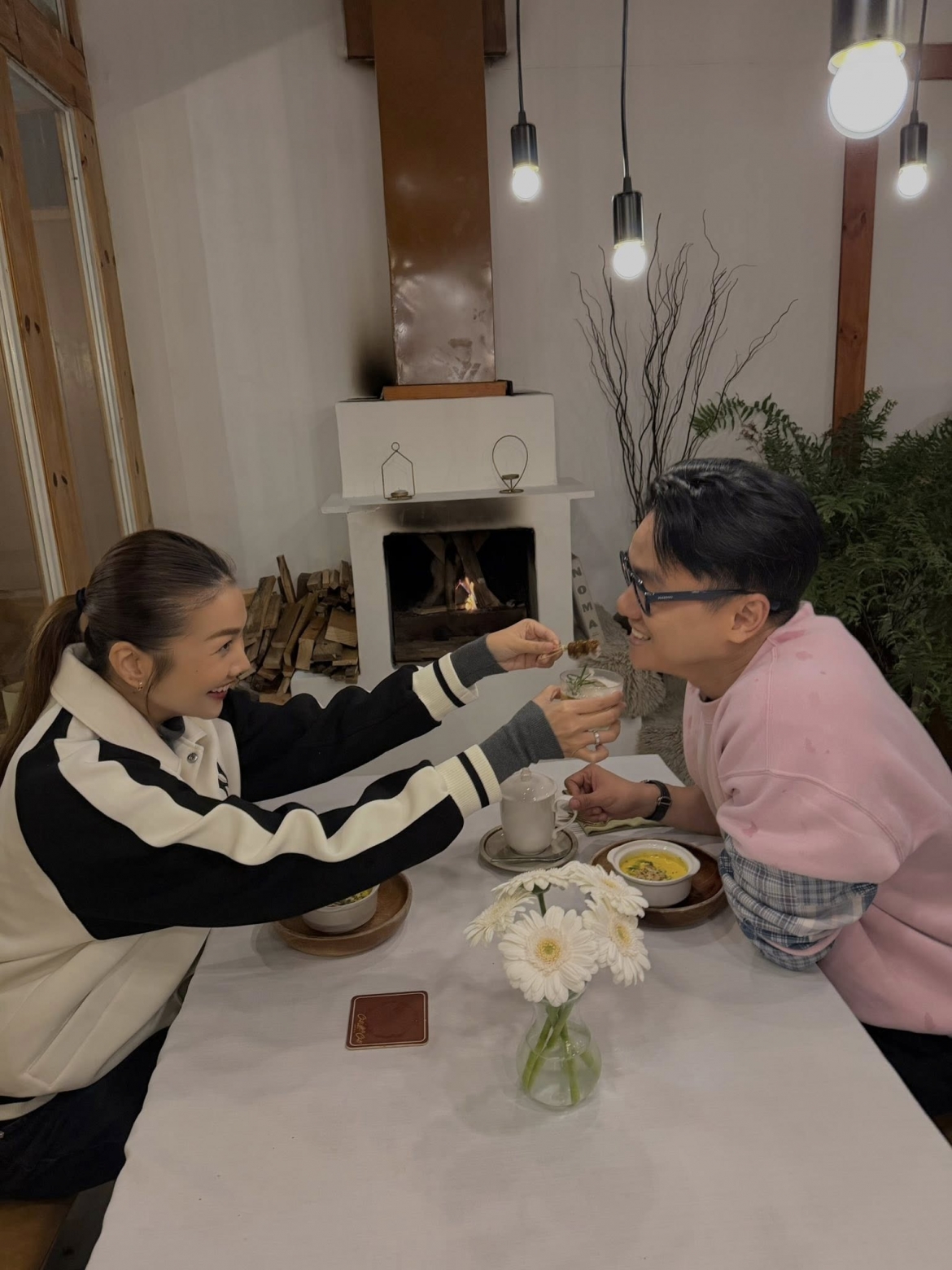 sao viet 8 11 hoa hau Do thi ha cung chong di lam tu thien hinh anh 7