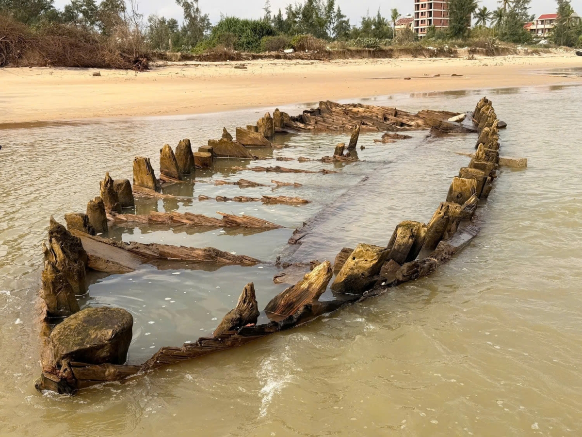 ancient vessel resurfaces on central vietnam coastline after typhoon kalmaegi picture 6
