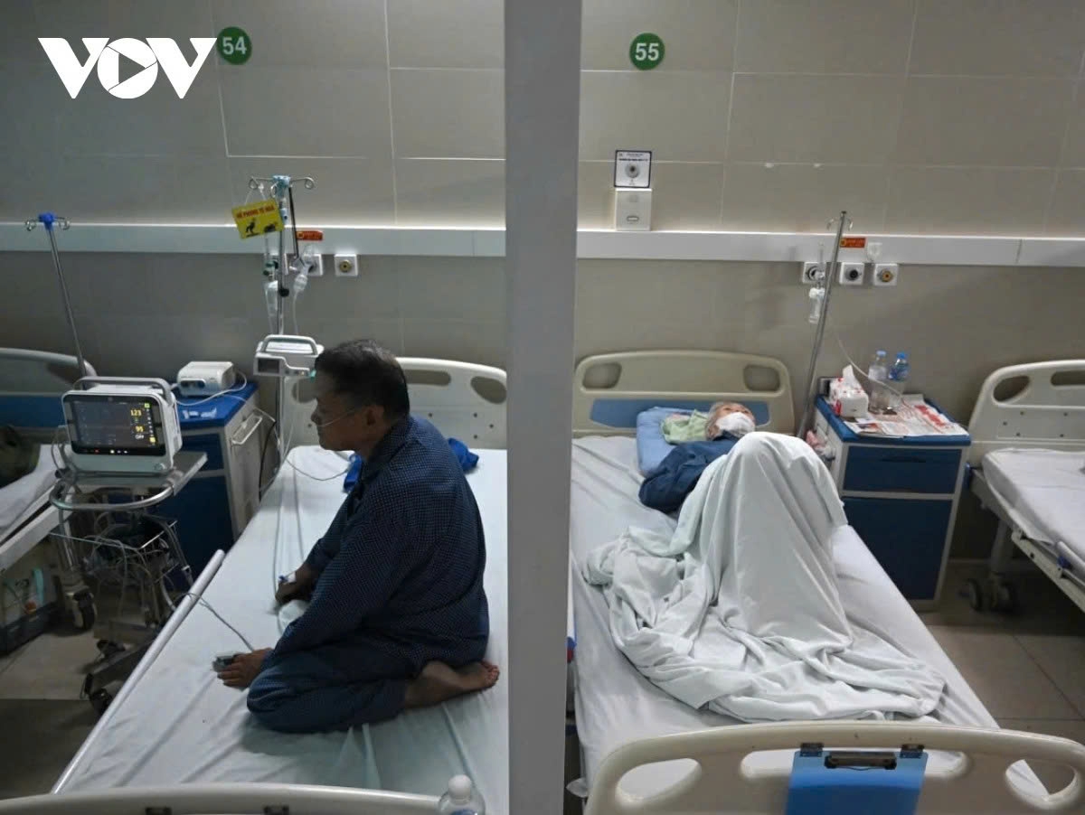 inside a hanoi hospital ward for severe influenza a cases picture 6