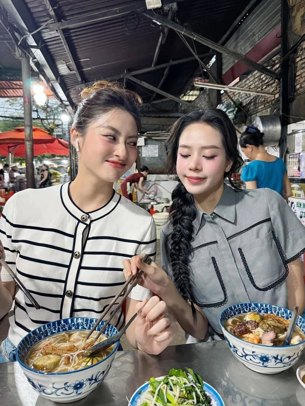 sao viet 29 11 hoa hau huong giang tinh tu ben ban trai hinh anh 4