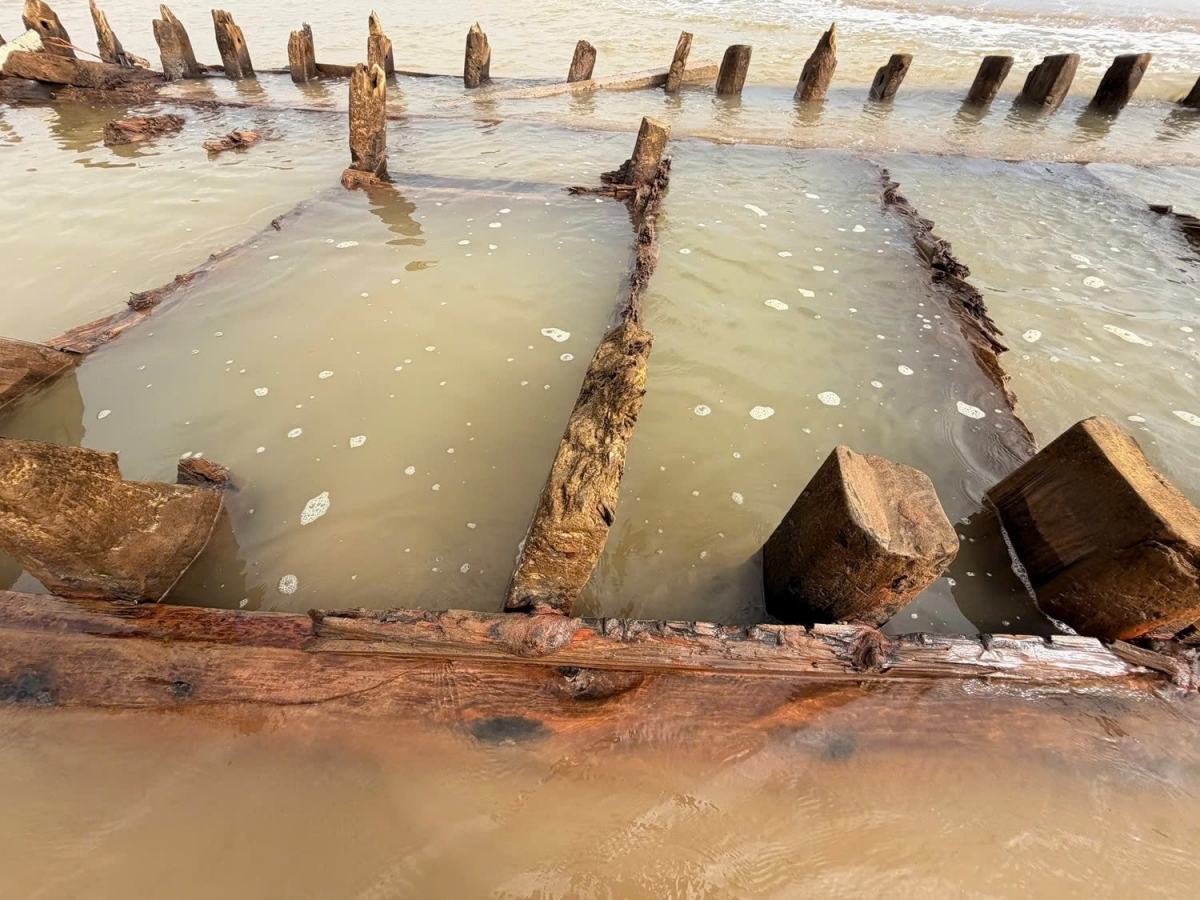 ancient vessel resurfaces on central vietnam coastline after typhoon kalmaegi picture 7