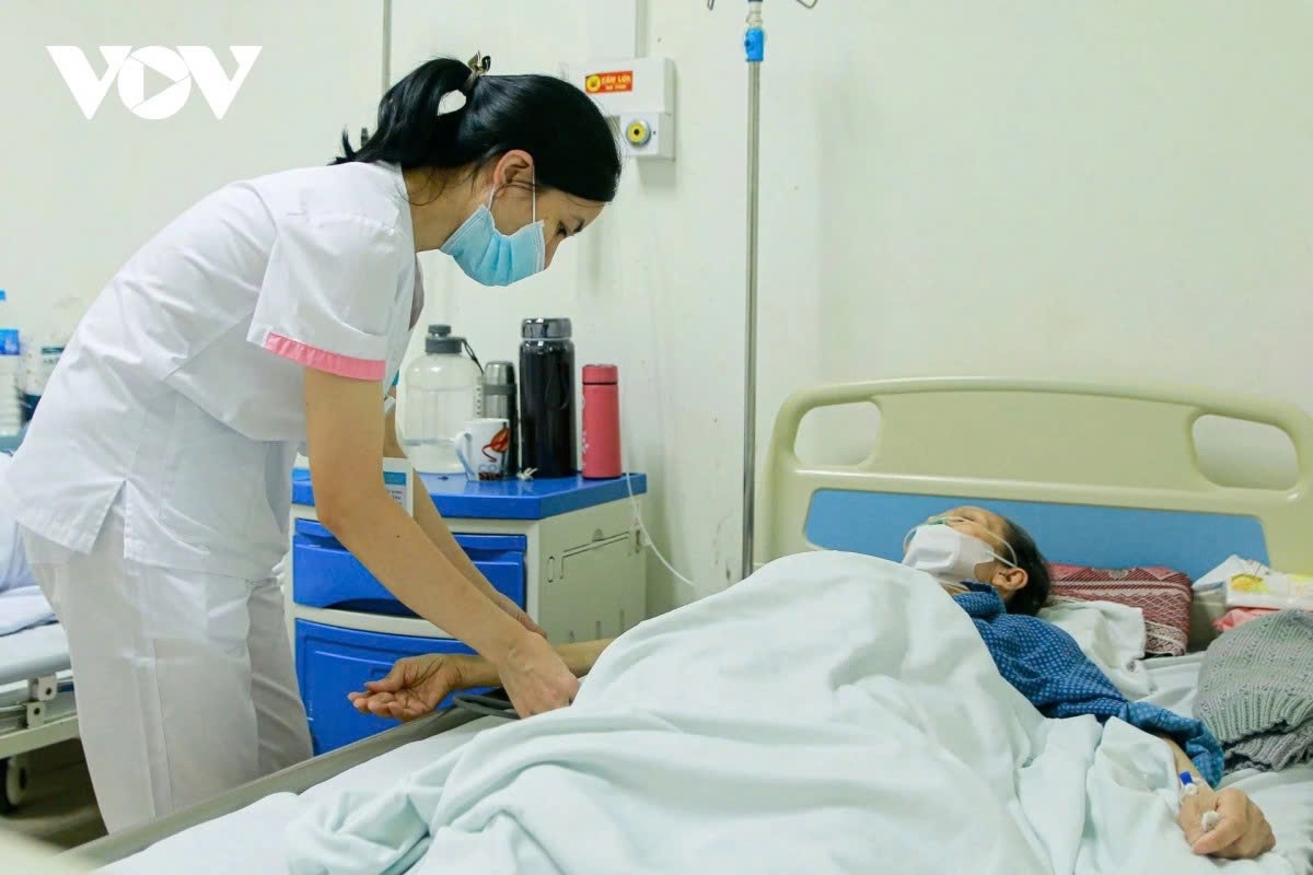 inside a hanoi hospital ward for severe influenza a cases picture 8