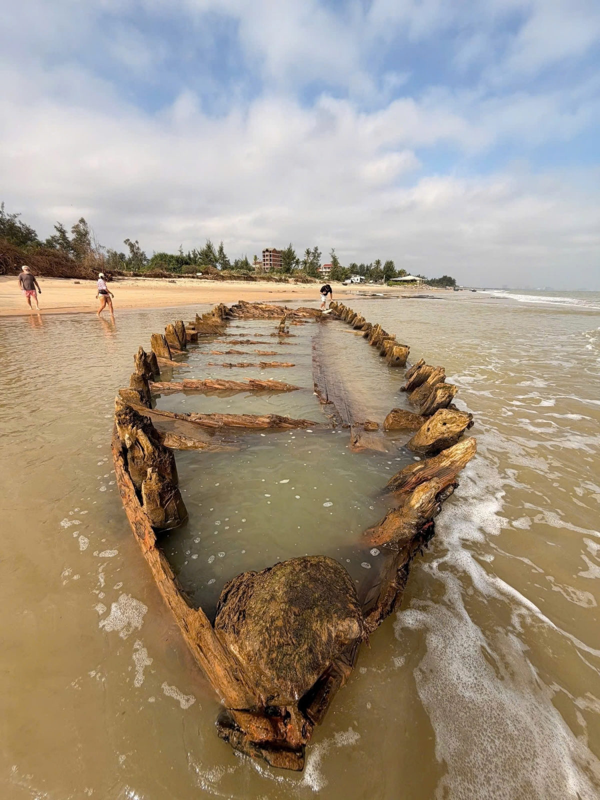 ancient vessel resurfaces on central vietnam coastline after typhoon kalmaegi picture 9