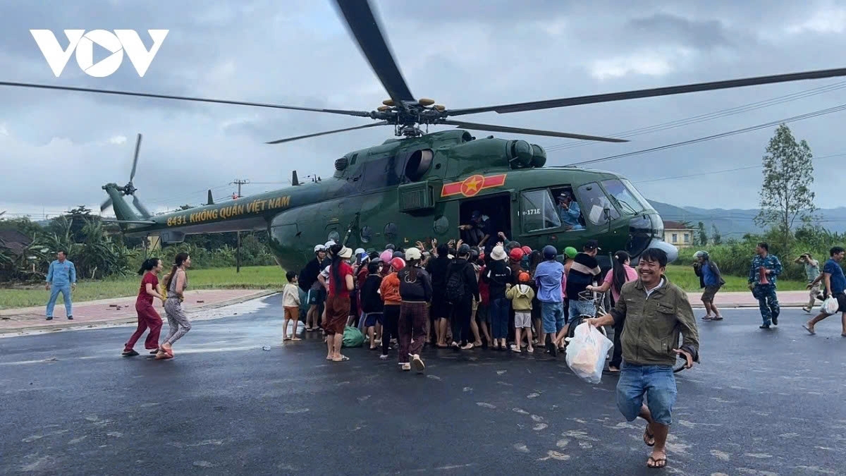 airlift missions deliver relief supplies to flood-affected communities picture 9