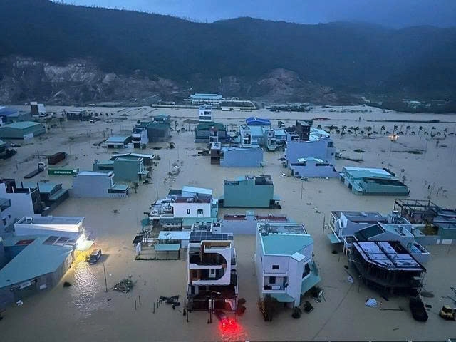 Nước dâng cao bất ngờ ở Quy Nhơn, nhiều nhà dân trở tay không kịp vì ngập tới 2m