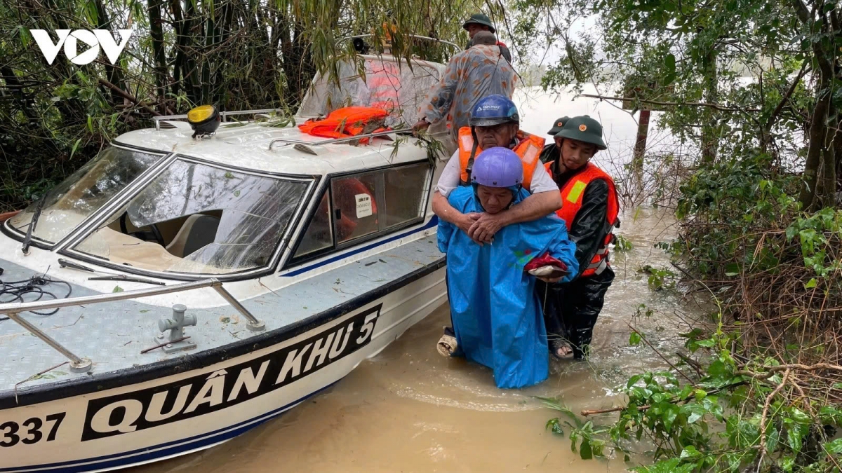 flooding to persist in central vietnam as government mounts emergency response picture 2