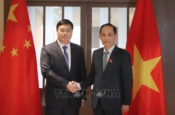 foreign minister holds talks with guangxi zhuang autonomous region s chairman picture 1