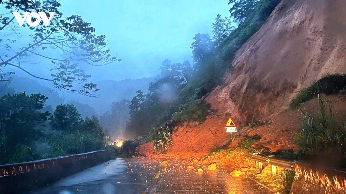 floods and landslides leave 16 dead, 5 missing in central vietnam picture 1