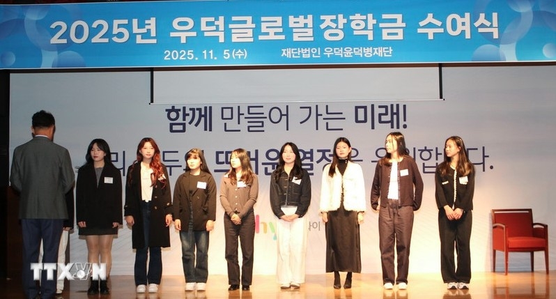 vietnamese students receive global scholarships from rok s wooduk foundation picture 1