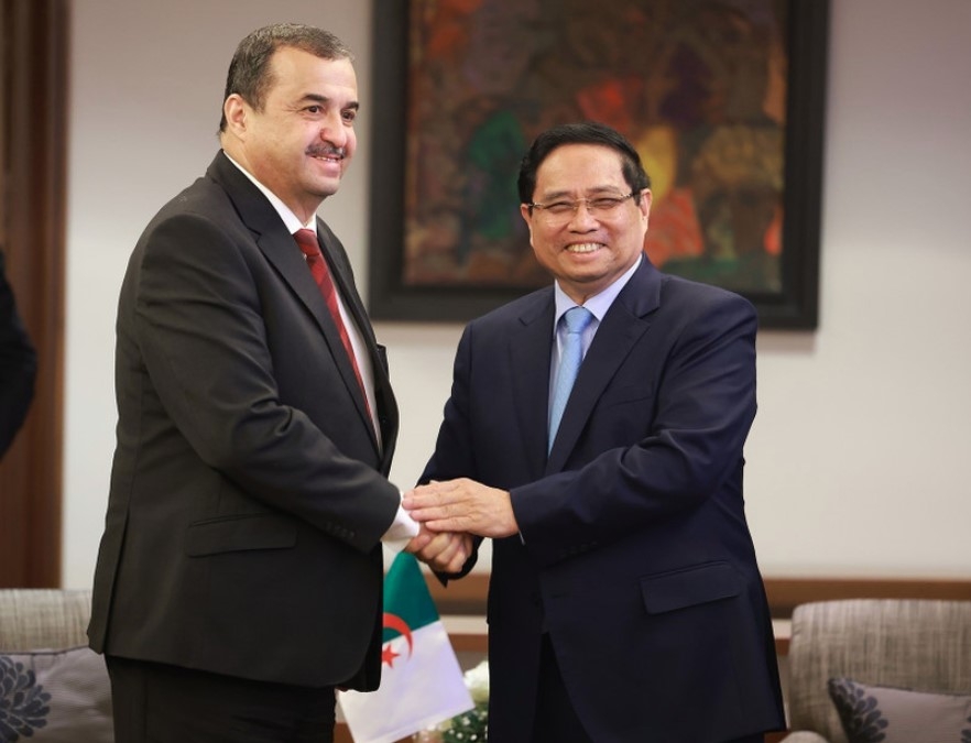 pm meets algerian officials, corporation representatives picture 1