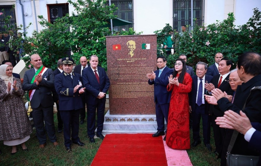 pm attends unveiling of president ho chi minh memorial stele in algeria picture 1