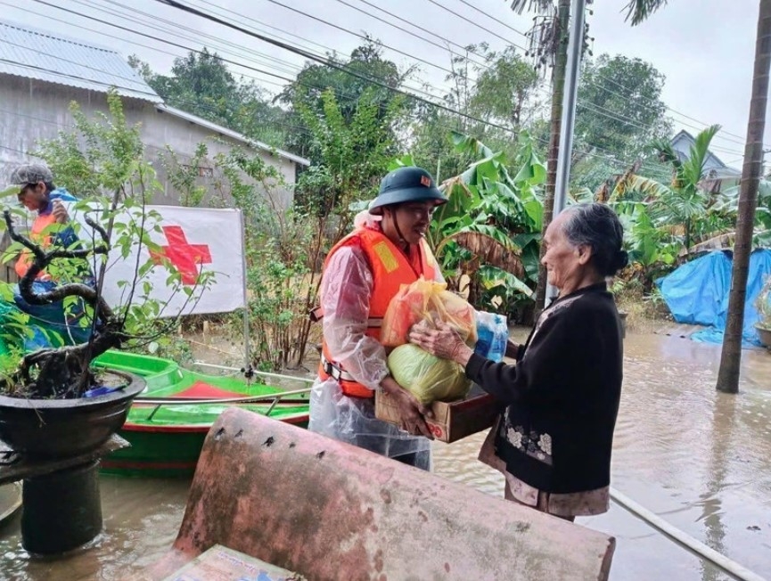 vietnam red cross deploys emergency relief to flood-battered localities picture 1