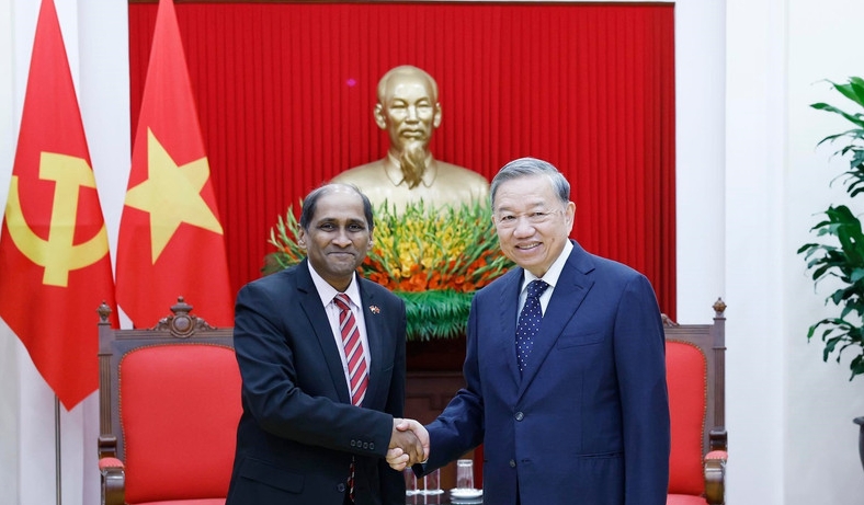 Party chief congratulates Singaporean ambassador on successful tenure