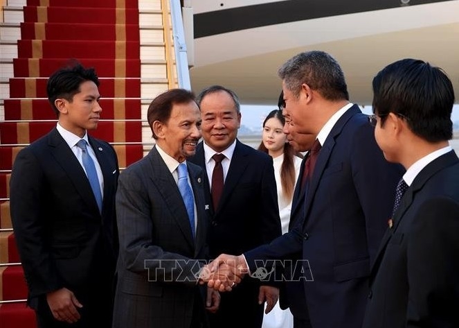 sultan of brunei arrives in hanoi for state visit to vietnam picture 1