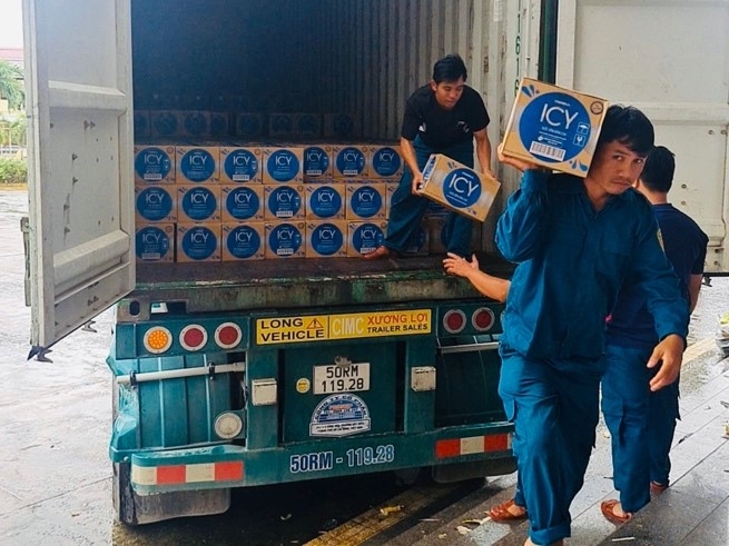 48 tấn sữa và nước uống của vinamilk đến rốn lũ miền trung và tây nguyên hình ảnh 9 48 tan sua va nuoc uong cua vinamilk den ron lu mien trung va tay nguyen hinh anh 9
