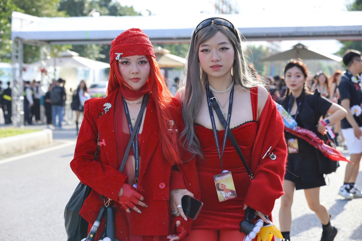  bien nguoi do ve concert gdragon-khu vuc check-in bien thanh san dien thoi trang hinh anh 1