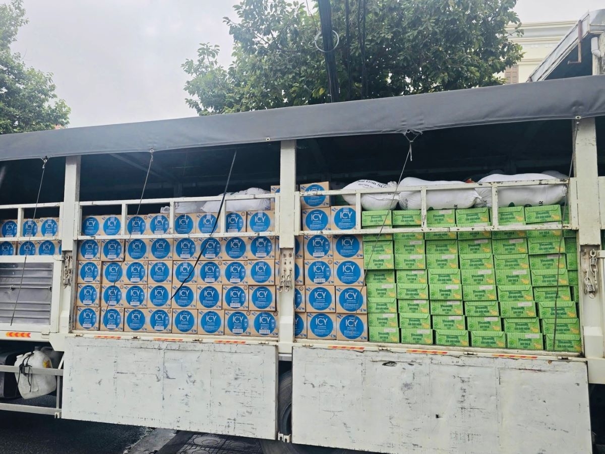 48 tấn sữa và nước uống của vinamilk đến rốn lũ miền trung và tây nguyên hình ảnh 1 48 tan sua va nuoc uong cua vinamilk den ron lu mien trung va tay nguyen hinh anh 1