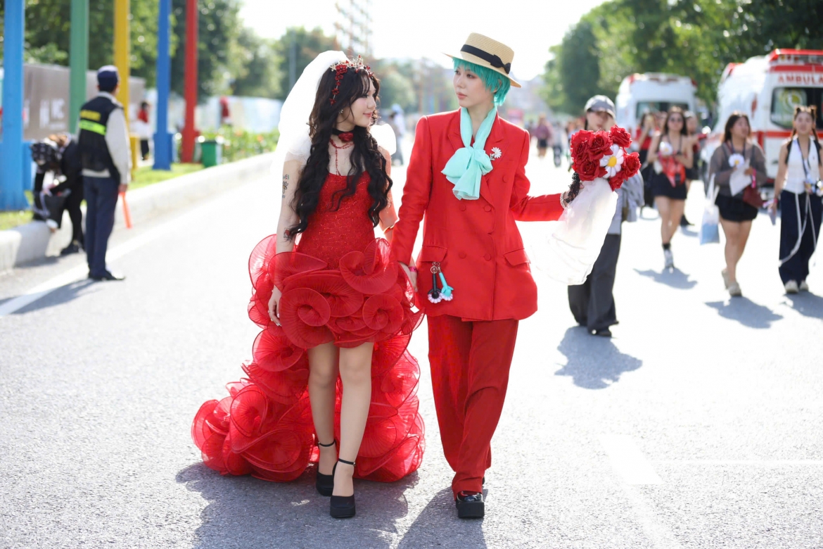  bien nguoi do ve concert gdragon-khu vuc check-in bien thanh san dien thoi trang hinh anh 2
