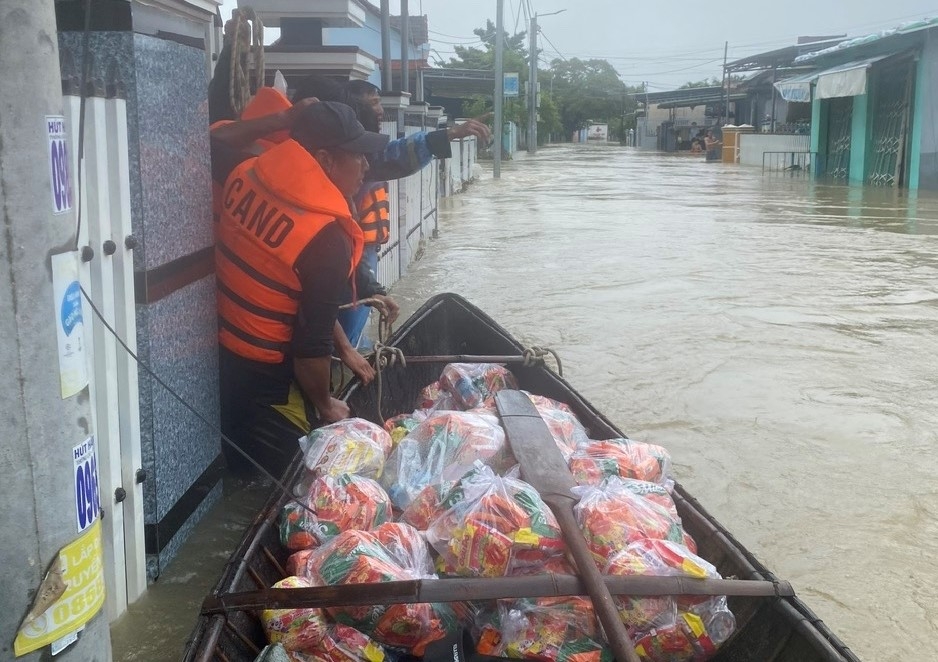 Khánh Hòa hỗ trợ cho người dân bị thiệt hại do mưa lũ