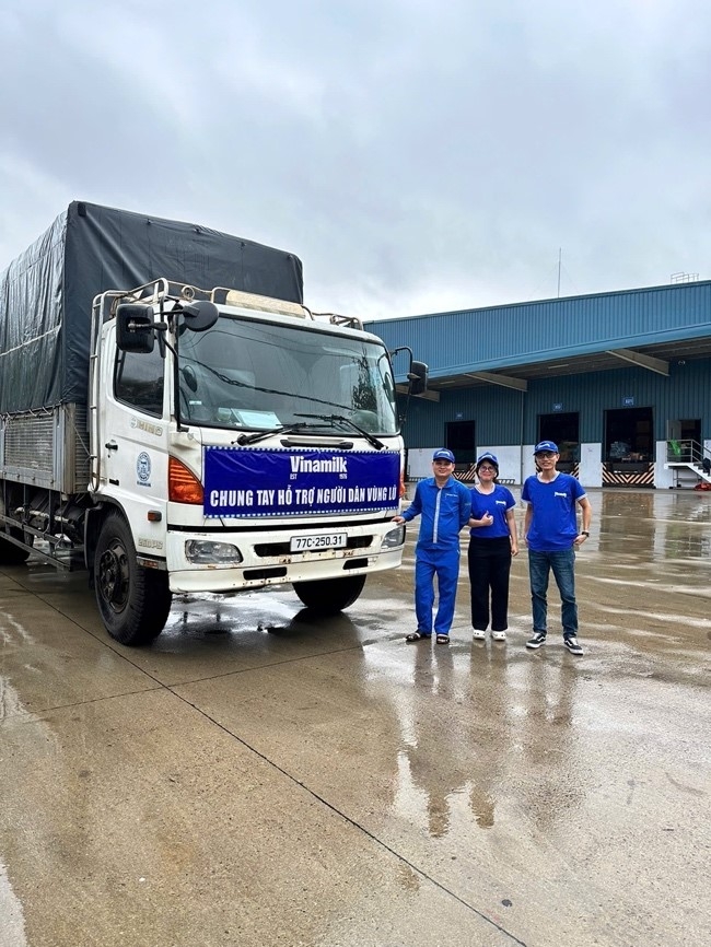 48 tấn sữa và nước uống của vinamilk đến rốn lũ miền trung và tây nguyên hình ảnh 2 48 tan sua va nuoc uong cua vinamilk den ron lu mien trung va tay nguyen hinh anh 2